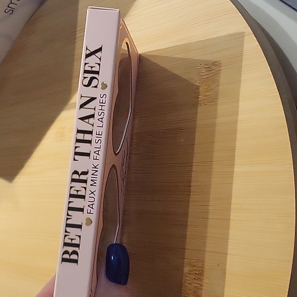 TOO FACED Drama Queen Faux Mink Lashes - Picture 4 of 5